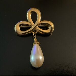 Elegant Gold tone and Pearl Brooch vintage 80’s